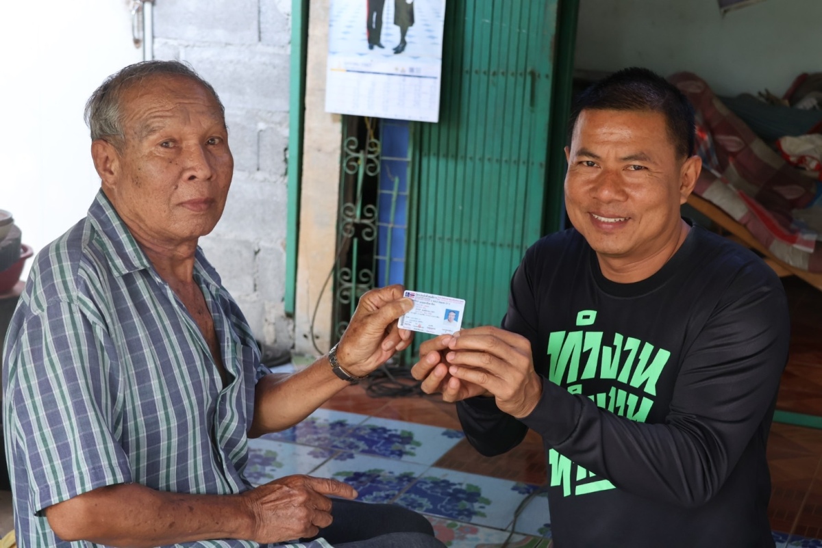 ลงพื้นที่มอบบัตรผู้พิการให้แก่ผู้พิการในเขตเทศบาลตำบลจระเข้หิน