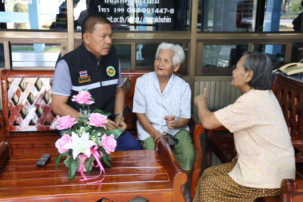 ลงพื้นที่พบปะประชาชนเพื่อเยี่ยมเยียนผู้สูงอายุ
