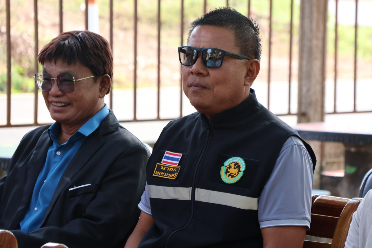พิธีเปิดถนนลาดยางสายกลางบ้านเฉลียงโคก หมู่ 4 ณ ศาลาเอนกประสงค์บ้านเฉลียงโคก หมู่ 4 (ศูนย์พัฒนาเด็กเล็กตำบลเฉลียงหลังเก่า)