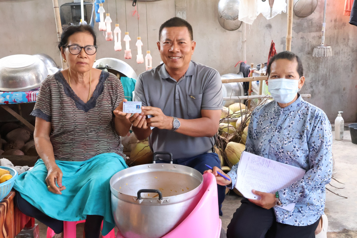 ลงพื้นที่มอบบัตรประจำตัวคนพิการให้แก่ผู้พิการ