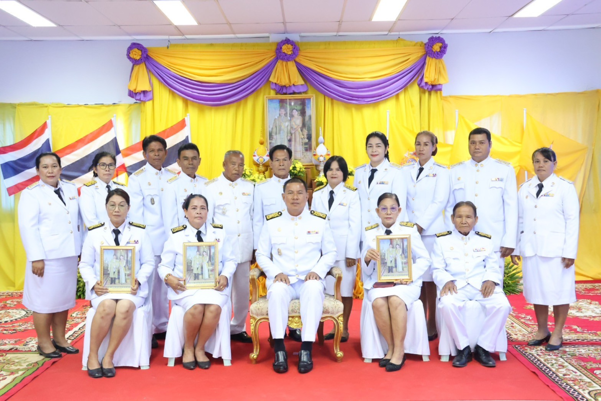 พิธีรับพระราชทานพระบรมฉายาลักษณ์ พระบาทสมเด็จพระเจ้าอยู่หัวและ สมเด็จพระนางเจ้าสุทิดา พัชรสุธาพิมลลักษณ พระบรมราชินี