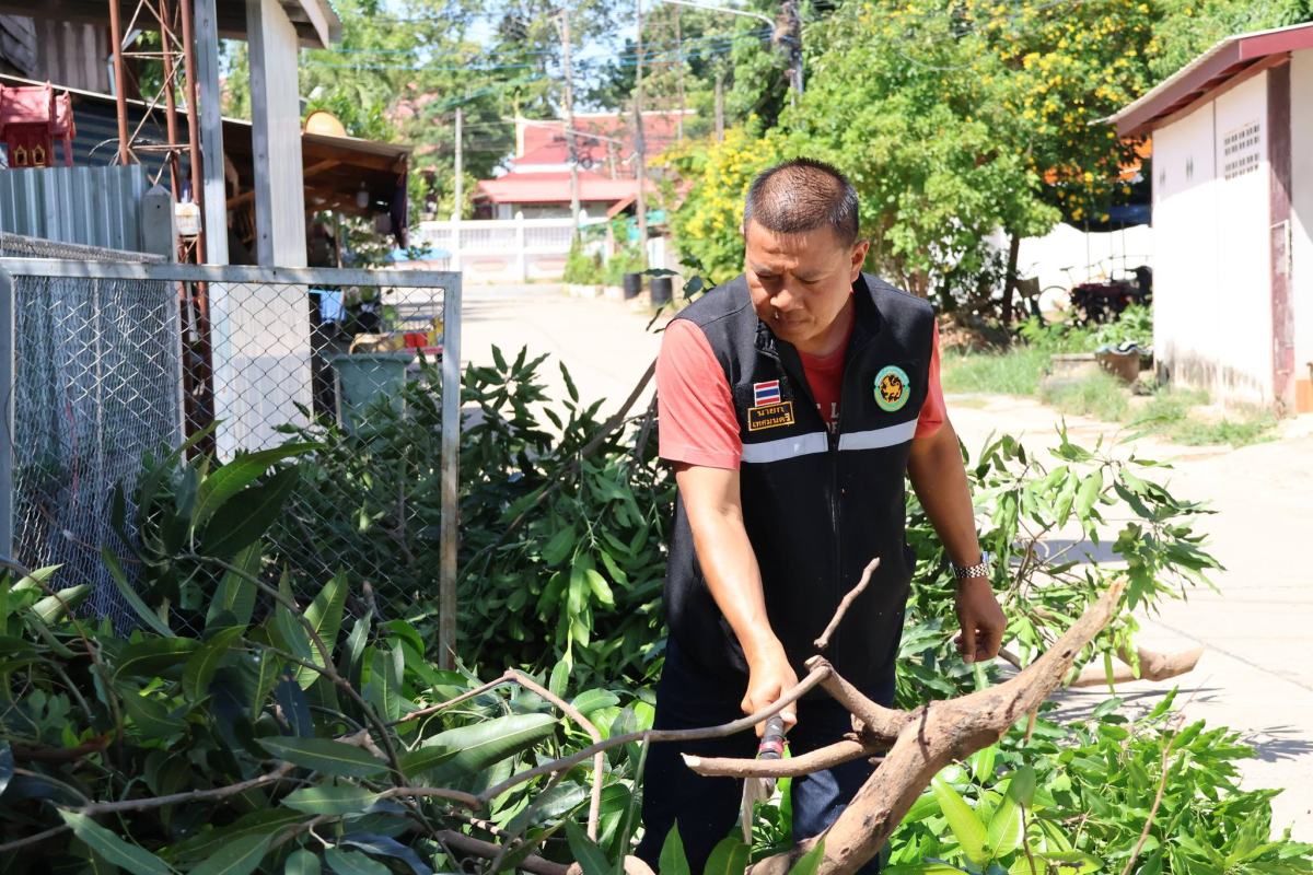 ลงพื้นที่ปรับภูมิทัศน์ตัดแต่งกิ่งไม้ให้แก่ประชาชนชาวเทศบาลตำบลจระเข้หิน