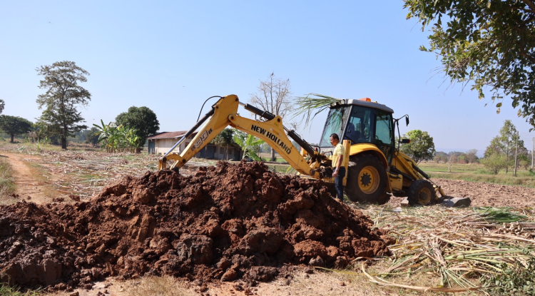ลงพื้นที่นำรถแบ็คโฮขุดดินเพื่อทำการวางท่อระบายน้ำ บ้านจระเข้หิน หมู่ที่ 2 
