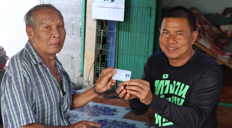 ลงพื้นที่มอบบัตรผู้พิการให้แก่ผู้พิการในเขตเทศบาลตำบลจระเข้หิน