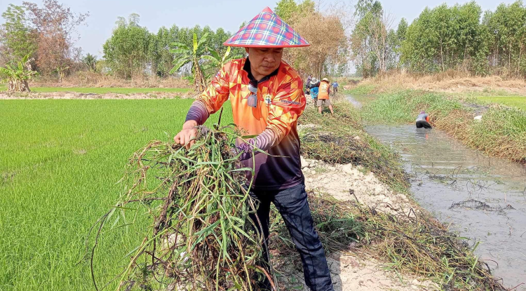 ร่วมกันลอกคลองส่งน้ำท่าผยุง ตำบลจระเข้หิน