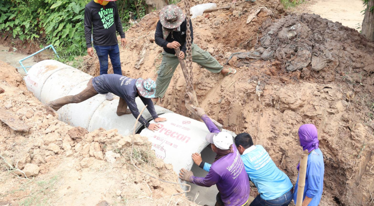  ดำเนินการวางท่อระบายน้ำเพื่อชาวบ้านได้ใช้น้ำอุปโภคบริโภคต่อไป 