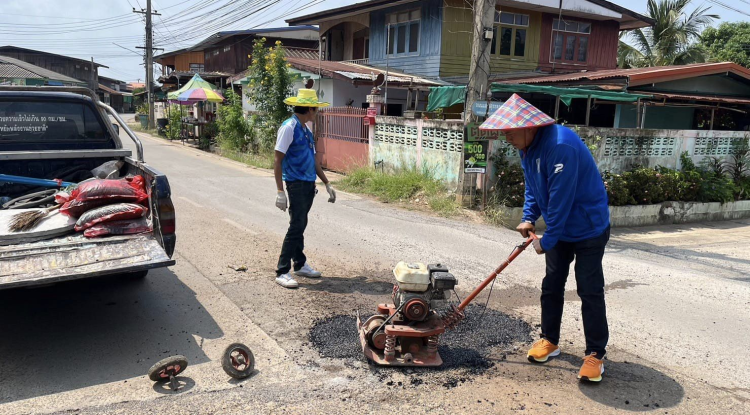ลงพื้นที่ซ่อมแซมถนนที่เป็นหลุมเป็นบ่อข้างวัดจระเข้หิน