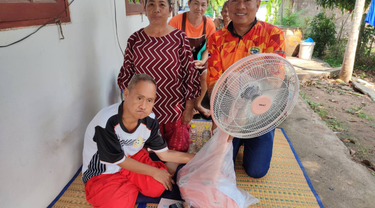 ลงพื้นที่มอบพัดลมให้แก่ นายยุทธนินทร์ วัชรพิชัย ผู้ป่วยติดเตียง ณ บ้านจระเข้หิน ม.3 