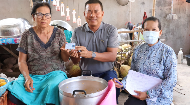 ลงพื้นที่มอบบัตรประจำตัวคนพิการให้แก่ผู้พิการ