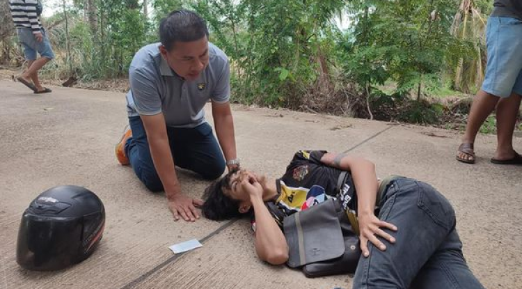 ลงพื้นที่ช่วยเหลือผู้ประสบอุบัติเหตุทางรถจักรยานยนต์