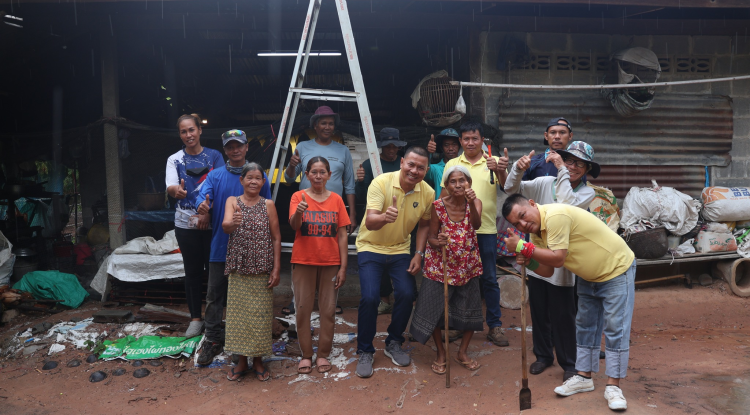 ลงพื้นที่ซ่อมแซมหลังคาเพื่อช่วยเหลือประชาชน