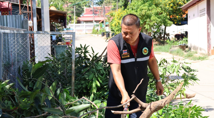 ลงพื้นที่ปรับภูมิทัศน์ตัดแต่งกิ่งไม้ให้แก่ประชาชนชาวเทศบาลตำบลจระเข้หิน 