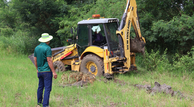 ลงพื้นที่ช่วยเหลือประชาชน เนื่องจากเกิดเหตุสัตว์เสียชีวิตบริเวณไร่นาของประชาชน 