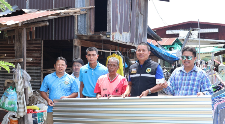 ลงพื้นที่ซ่อมแซมหลังคาบ้านที่ถูกผลกระทบจากพายุฝนลมกระโชกแรง 