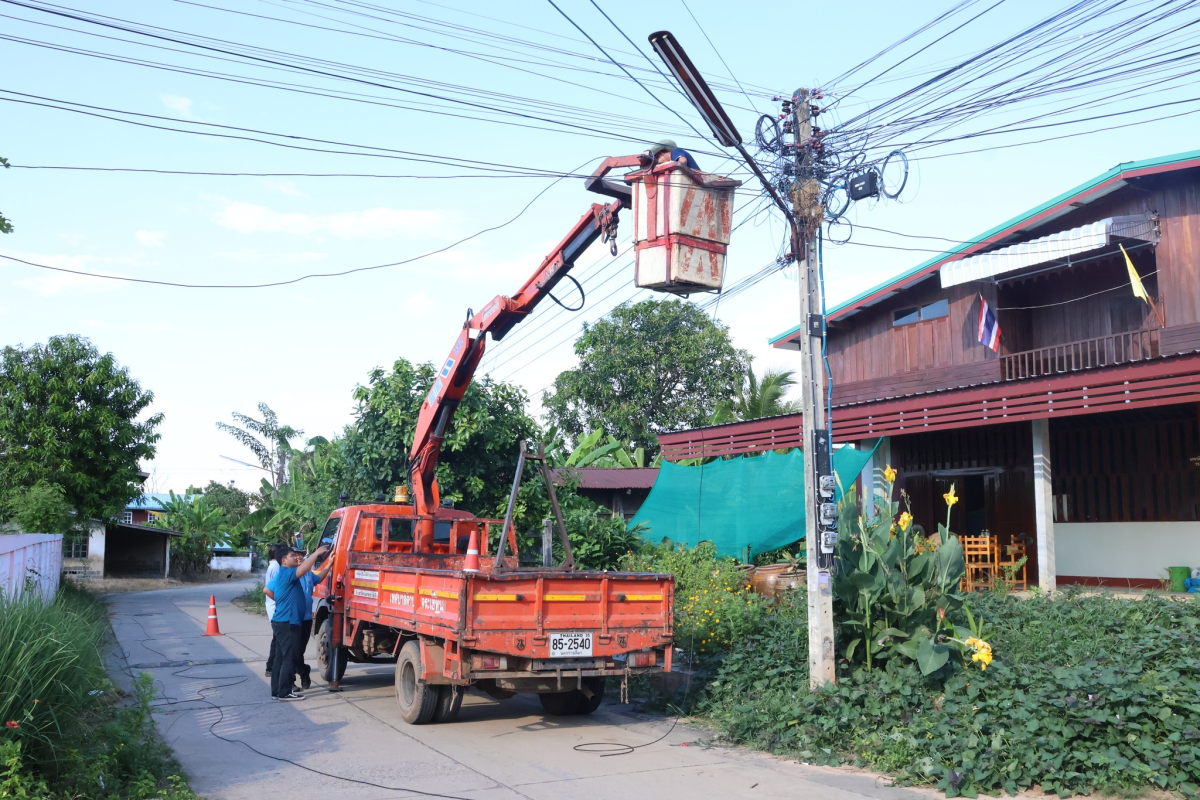 ลงพื้นที่ติดตั้งโครมไฟ เพื่อเพิ่มความส่องสว่าง ณ บ้านจระเข้หินหมู่ 3