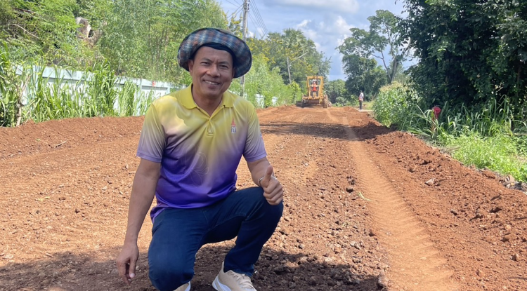 ดำเนินการสร้างถนนลาดยางบริเวณหลังโรงเรียนชุมชนจระเข้หิน