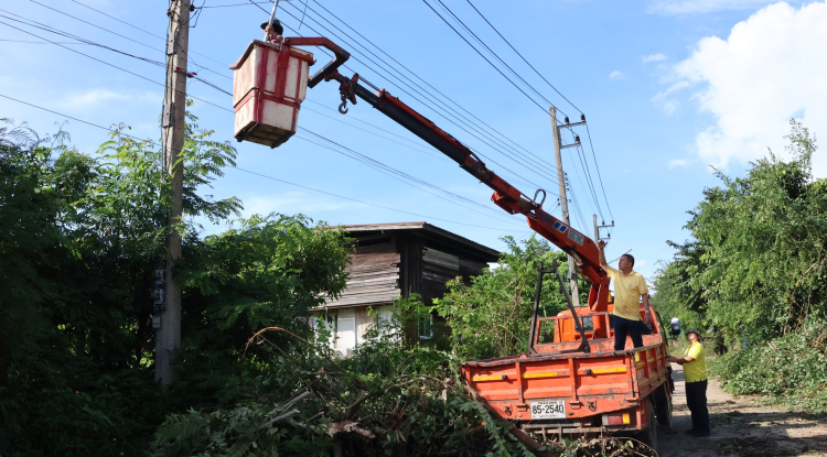 ลงพื้นที่ติดตั้งโครมไฟ เพื่อเพิ่มความส่องสว่างและสร้างความปลอดภัยของประชาชนที่สัญจรไปมาในเวลากลางคื