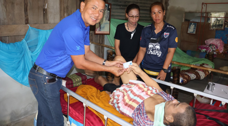 ลงพื้นที่มอบบัตรประจำตัวคนพิการให้แก่ผู้พิการ