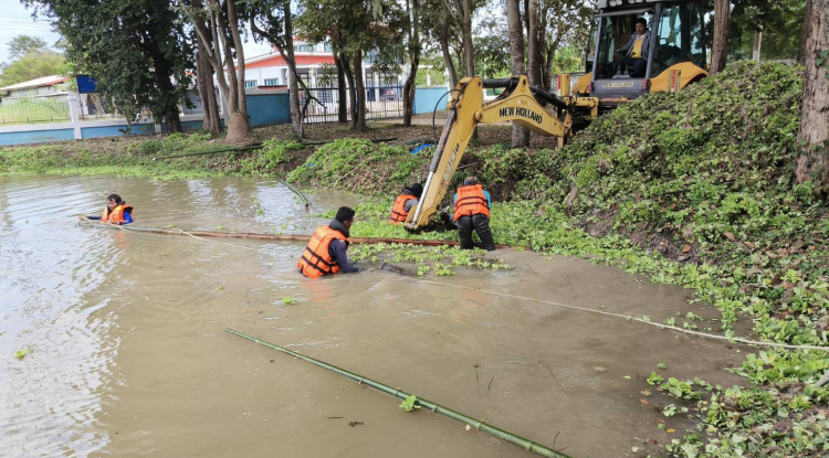 ลงพื้นที่ร่วมกันกำจัดวัชพืชน้ำ ตามคำขอความอนุเคราะห์จากโรงเรียนจระเข้หินสังฆกิจวิทยา