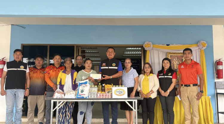 มอบเงินสนับสนุนและมอบถุงยังชีพเพื่อช่วยเหลือประชาชนที่ประสบเหตุเพลิงไหม้ 