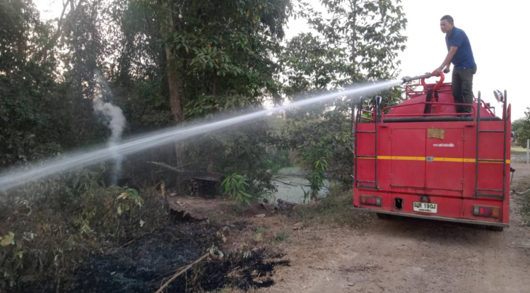 ลงพื้นที่ระงับเหตุเพลิงกำลังลุกไหม้กอไผ่เพื่อไม่ให้ลุกลามให้เกิดความเสียหายต่อไป ณ บ้านจระเข้หินหมู่ที่ 3 