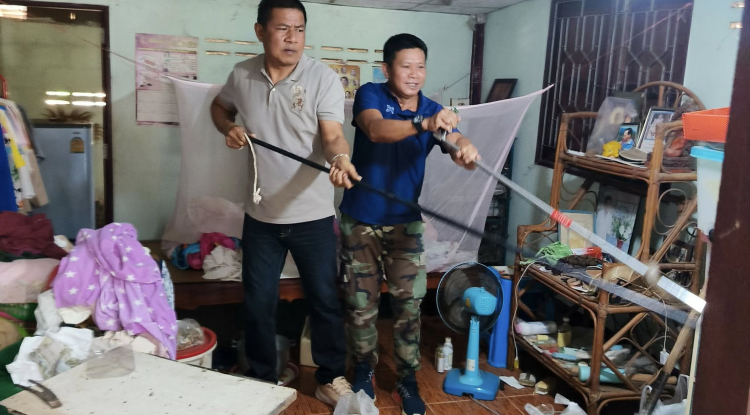 ลงพื้นที่เพื่อทำการจับงูเห่าที่เลื้อยเข้าที่พักอาศัยของประชาชน