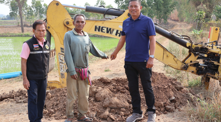 ลงพื้นที่ขุดร่องน้ำ เพื่อระบายน้ำทางการเกษตรตามคำร้องขอที่เขียนเข้ามายังสำนักงานเทศบาลตำบลจระเข้หิน ณ หมู่ที่ 2 ตำบลจระเข้หิน อำเภอครบุรี จังหวัดนครราชสีมา 