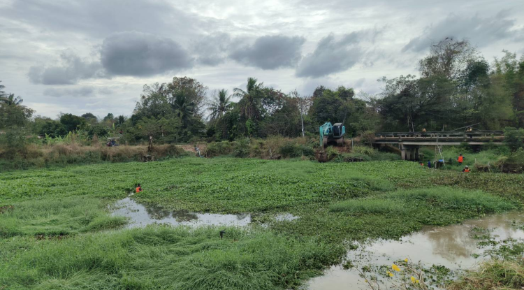  ขอขอบพระคุณบริษัท เยนเนรัล สตาร์ท จำกัด ที่ให้ความอนุเคราะห์รถแบคโฮพร้อมบุคลากร ในการดำเนินการกำจัดวัชพืชน้ำเพื่อสร้างทัศนียภาพที่ดีให้แก่ชุมชน