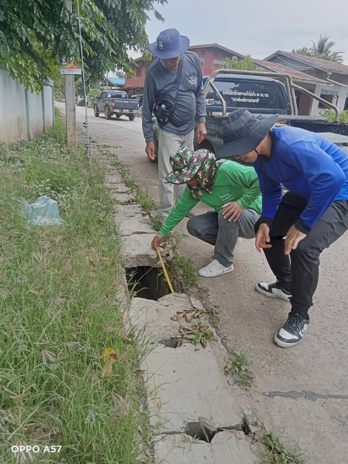 ลงพื้นที่ซ่อมแซมถนน ซ่อมแซมรางระบายน้ำและ ปรับภูมิทัศน์ 
