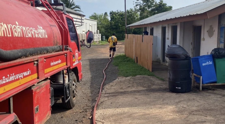เทศบาลตำบลจระเข้หิน นำน้ำเพื่อช่วยเหลือประชาชน เนื่องจากเครื่องจ่ายน้ำของการปะปาชำรุด ทำให้น้ำหยุดไหล 