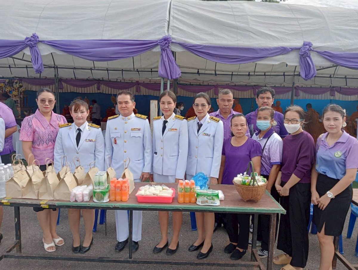 ร่วมพิธีทำบุญตักบาตรเฉลิมพระเกียรติสมเด็จพระนางเจ้าฯ พระบรมราชินีเนื่องในโอกาสวันเฉลิมพระชนมพรรษา  