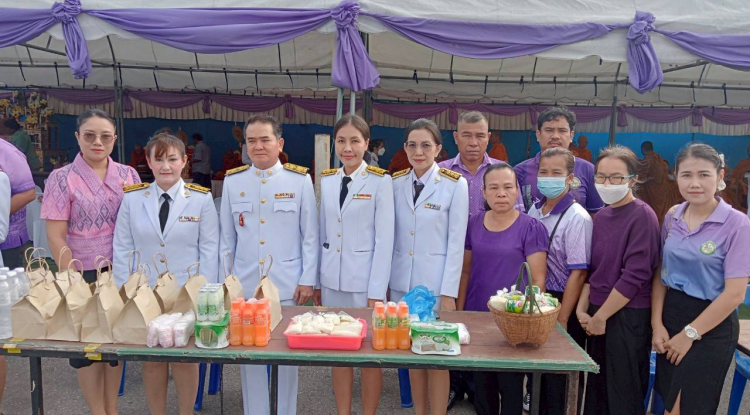ร่วมพิธีทำบุญตักบาตรเฉลิมพระเกียรติสมเด็จพระนางเจ้าฯ พระบรมราชินีเนื่องในโอกาสวันเฉลิมพระชนมพรรษา  