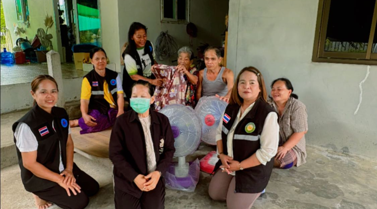 มอบรถเข็นและมอบพัดลมให้แก่ผู้พิการและผู้ป่วยติดเตียงในเขตเทศบาลตำบลจระเข้หิน