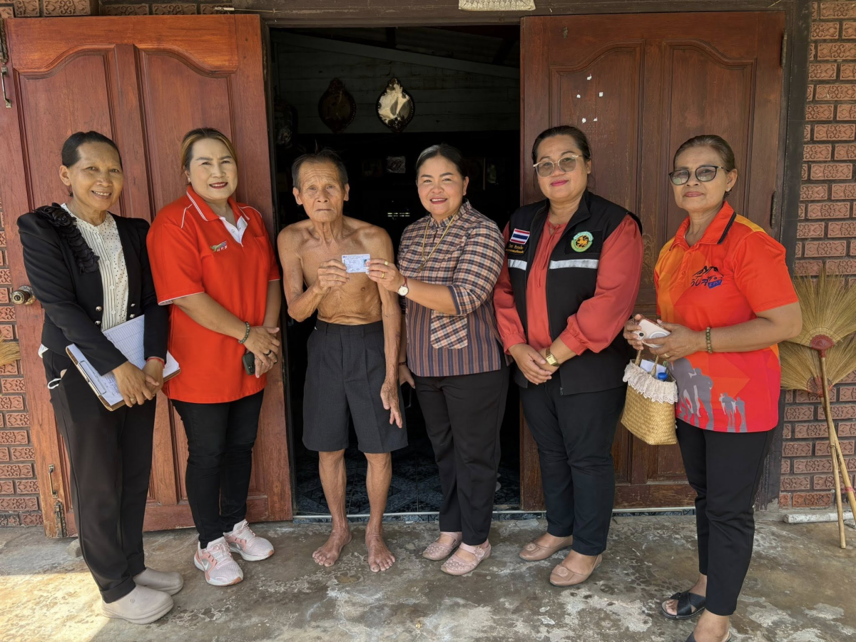 ลงพื้นที่มอบรถเข็น และบัตรผู้พิการให้แก่ ผู้สูงอายุและผู้พิการในเขตเทศบาลตำบลจระเข้หิน 