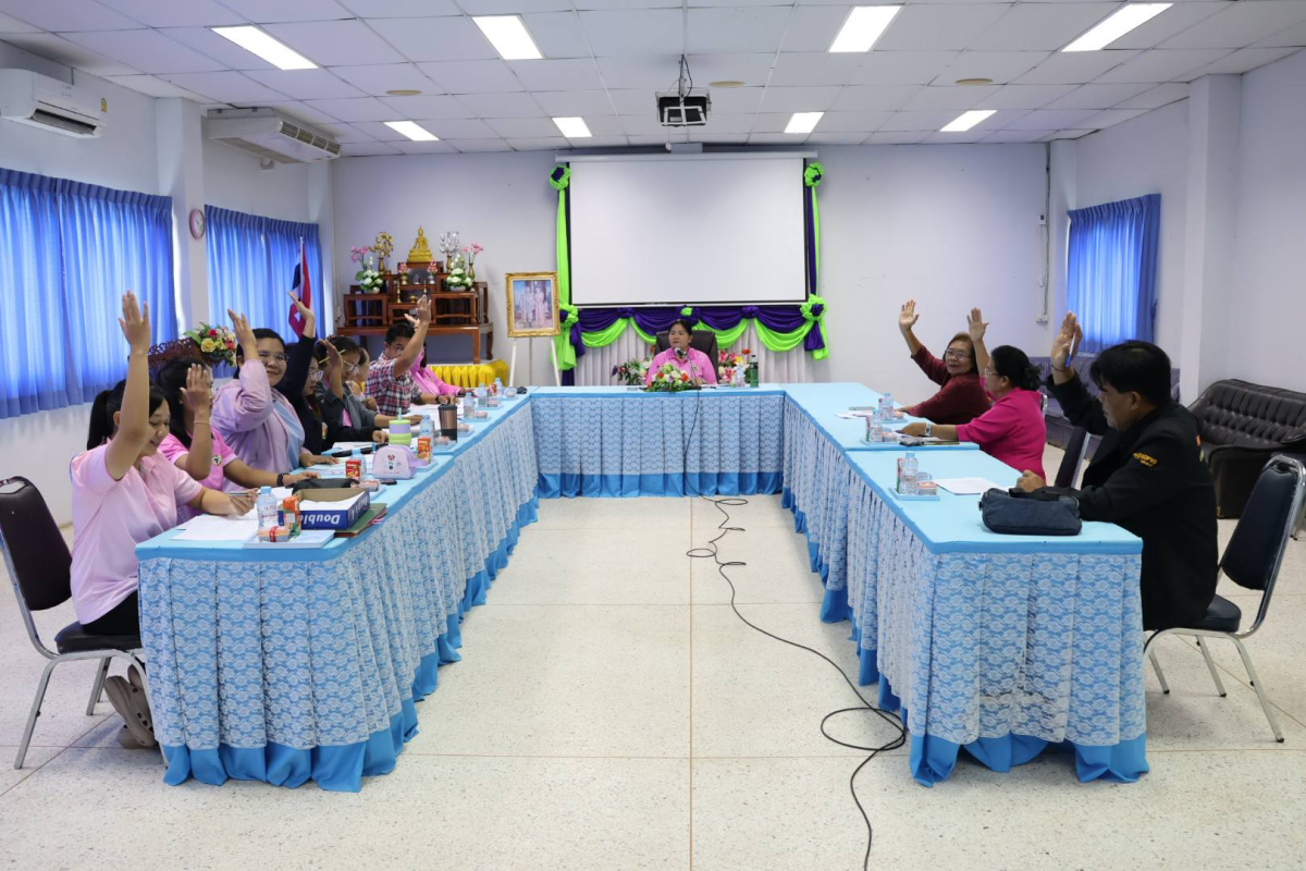 ประชุมเพื่อพิจารณาการเบิกจ่ายเงินให้แก่ผู้ช่วยเหลือผู้ดูแลผู้สูงอายุที่มีภาวะพึ่งพิง (CG)ประจำปี 2568 ณ ห้องประชุมสำนักงานเทศบาลตำบลจระเข้หิน อาคาร 2 ชั้น 2