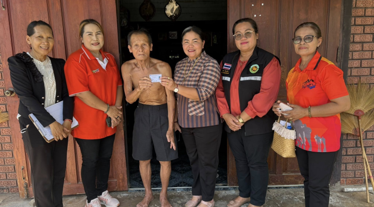 ลงพื้นที่มอบรถเข็น และบัตรผู้พิการให้แก่ ผู้สูงอายุและผู้พิการในเขตเทศบาลตำบลจระเข้หิน 