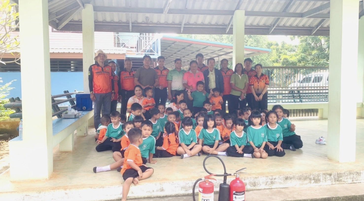 ให้ความรู้เบื้องต้นเกี่ยวการควบคุมเพลิง และการระงับเพลิง พร้อมทั้งซ้อมอพยพหนีภัย ให้แก่นักเรียนในศูนย์พัฒนาเด็กเล็กบ้านไผ่ และนักเรียนโรงเรียนบ้านไผ่