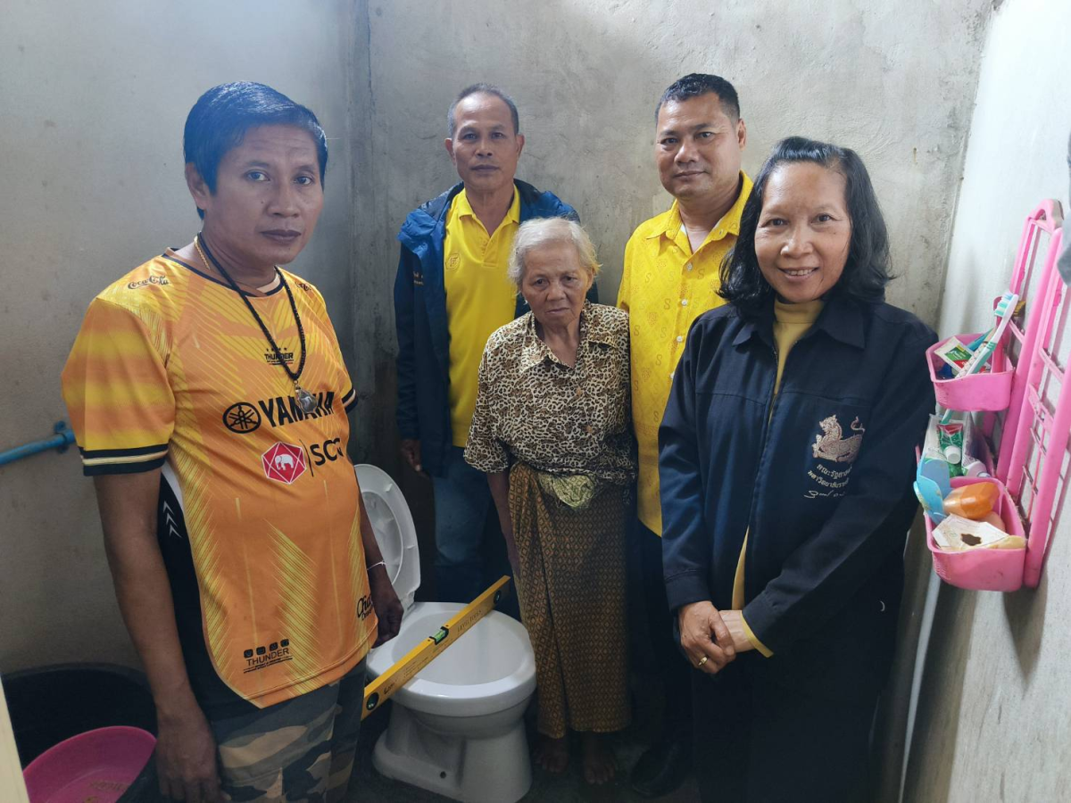 ลงพื้นที่ตรวจสอบห้องน้ำที่เปลี่ยนจากนั้งยองเป็นนั้งราบจำนวน 20 หลัง ตามโครงการ"korat ส้วมดี ชีวีมีสุข"