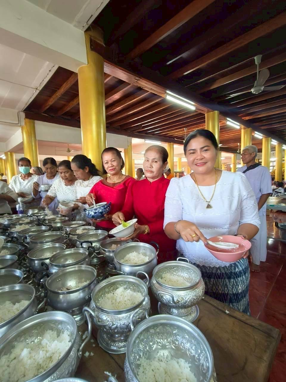 ร่วมทำบุญตักบาตรในวันปวารณาออกพรรษา ณ วัดจระเข้หินและวัดสว่างหนองแวง (บ้านไผ่)