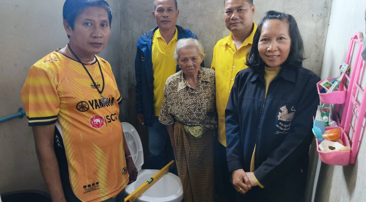 ลงพื้นที่ตรวจสอบห้องน้ำที่เปลี่ยนจากนั้งยองเป็นนั้งราบจำนวน 20 หลัง ตามโครงการ"korat ส้วมดี ชีวีมีสุข"