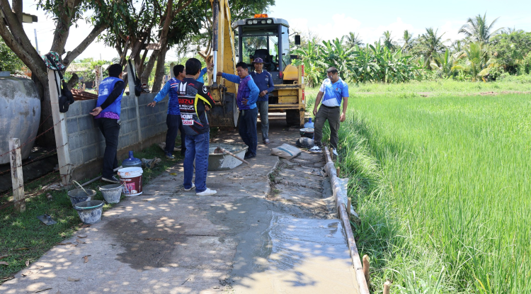 ลงพื้นที่ซ่อมแซมถนนเพื่อความปลอดภัยในการใช้รถใช้ถนน ณ เขตเทศบาลตำบลจระเข้หิน