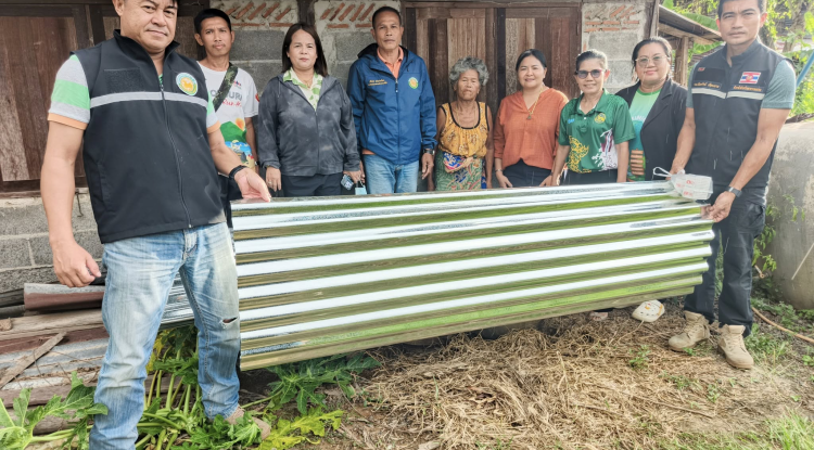 ลงพื้นที่ช่วยเหลือบ้านที่ถูกผลกระทบจากพายุลมกระโชกแรงทำให้บ้านเกิดความเสียหายและได้มอบสังกะสีให้กับบ้านนางญวน ห่อมกระโทก ณ บ้านเลขที่ 97 หมู่ที่ 8 ตำบลจระเข้หิน อำเภอครบุรี จังหวัดนครรราชสีมา