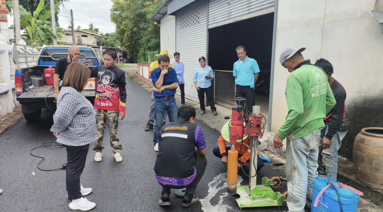 ลงพื้นที่ตรวจสอบความเรียบร้อยก่อนตรวจรับงานจ้างการซ่อมแซมและปรับปรุงผิวทางที่ชำรุดให้ดียิ่งขึ้น ณ หมู่ที่ 1 ตำบลจระเข้หิน อำเภอครบุรี จังหวัดนครราชสีมา 