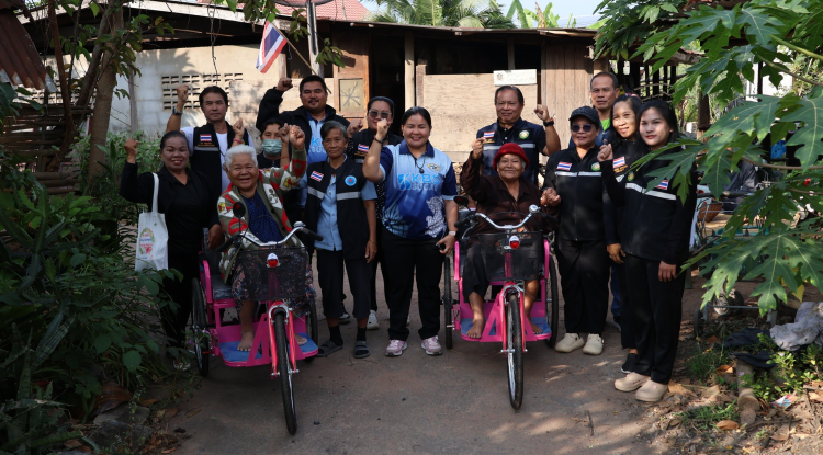 ลงพื้นที่มอบอุปกรณ์เครื่องช่วยความพิการให้แก่ นางบุญศรี เล็กกระโทก และ นางบุญเฮียง ย่อมกระโทก ณ หมู่ที่ 1 ตำบลจระเข้หิน อำเภอครบุรี จังหวัดนครราชสีมา