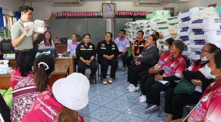 ลงพื้นที่เพื่อให้ความรู้เรื่องวิธีการใส่แพมเพิสที่ถูกวิธีให้แก่ผู้ที่ดูแลผู้ป่วยติดเตียงในเขตเทศบาลตำบลจระเข้หิน