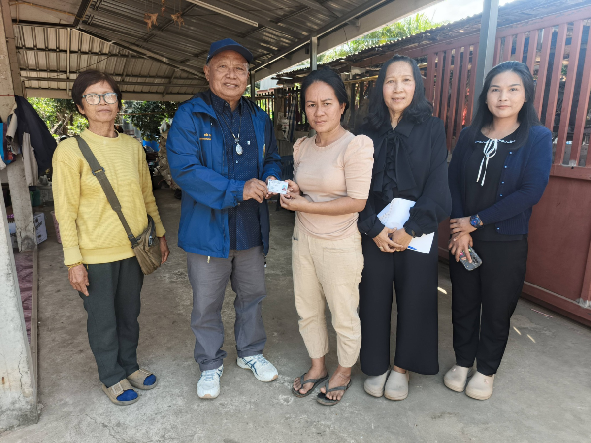 ลงพื้นที่มอบบัตรประจำตัวคนพิการให้แก่ผู้พิการ 