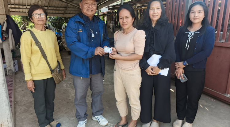 ลงพื้นที่มอบบัตรประจำตัวคนพิการให้แก่ผู้พิการ 