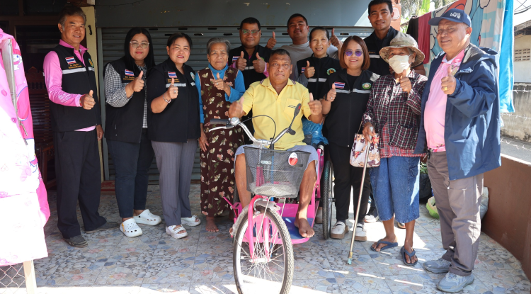 ลงพื้นที่มอบรถเข็นโยกให้แก่นายเฉลิม เหกระโทก ณ หมู่ที่ 3 ตำบลจระเข้หิน อำเภอครบุรี จังหวัดนครราชสีมา